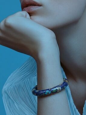 Cobolt blue very vintage Floral Cloisonné Bangle! Pull clasp to open!